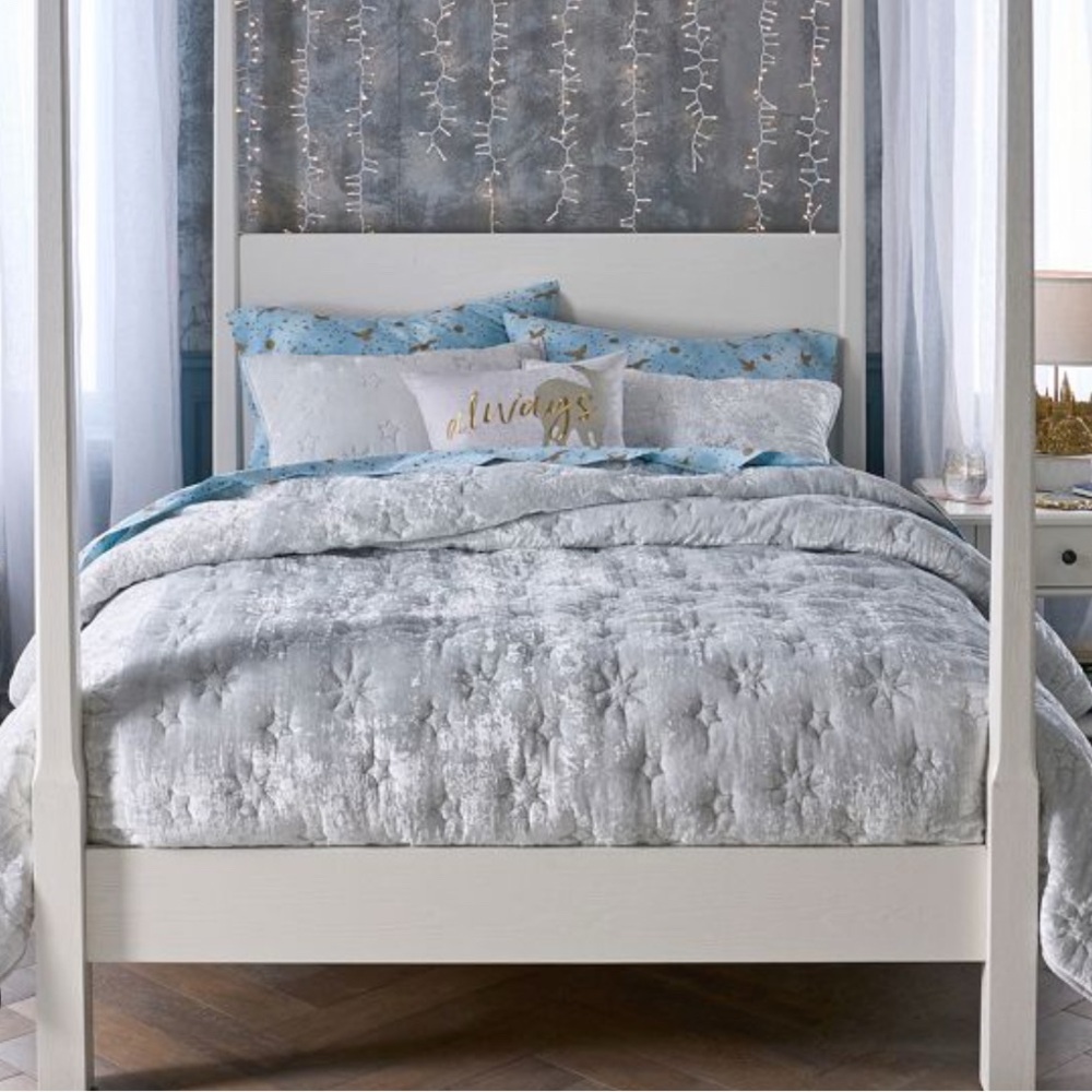 Pottery Barn Teen Gray and Gold Comforter Luxurious Damask Design
